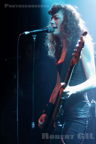 MELISSA AUF DER MAUR - 2010-04-11 - PARIS - La Fleche d'Or - 